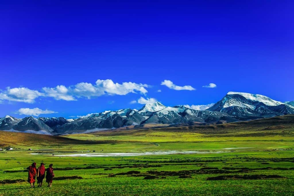 tibetská krajina s lidmi
