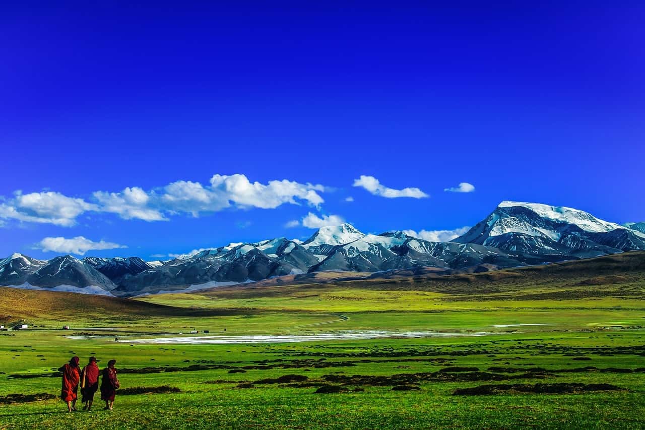 tibetská krajina s lidmi